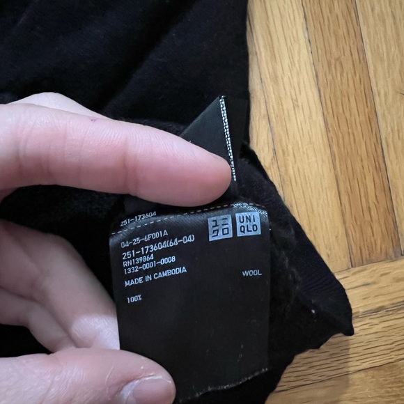 Uniqlo v neck sweaters - Picture 6 of 7